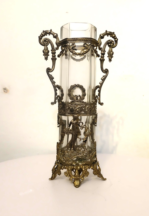 Empirová váza z brúseneho skla