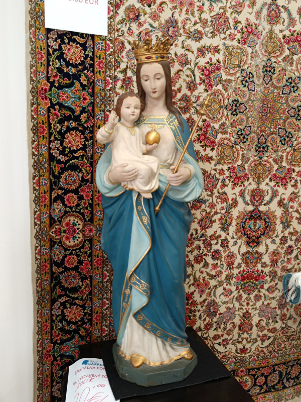 Veľká socha Madonna s Ježiskom 1