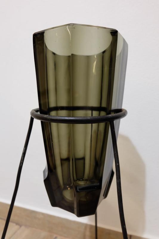 Nádherná veľká váza z brúseného skla so stojanom
