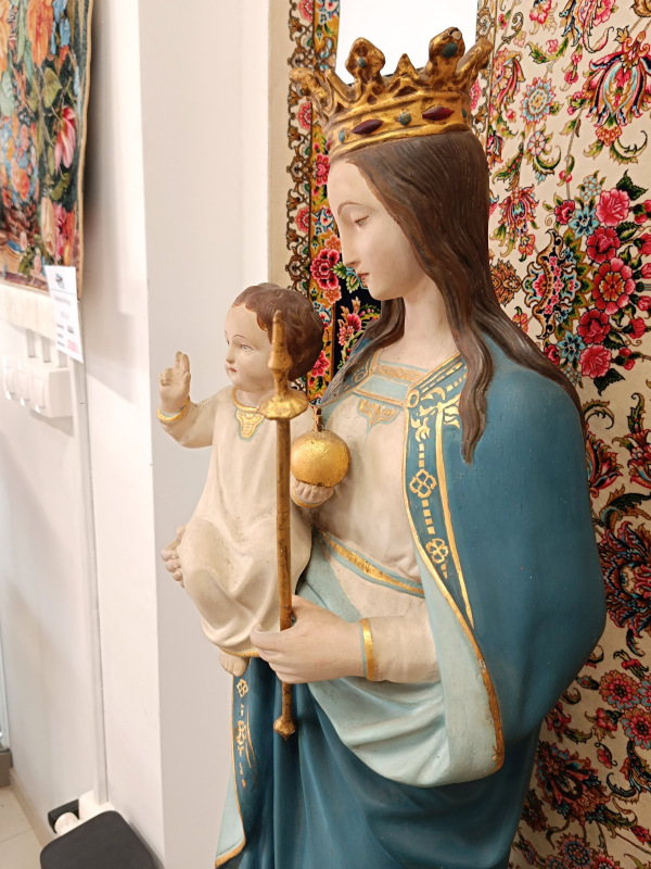 Veľká socha Madonna s Ježiskom 2