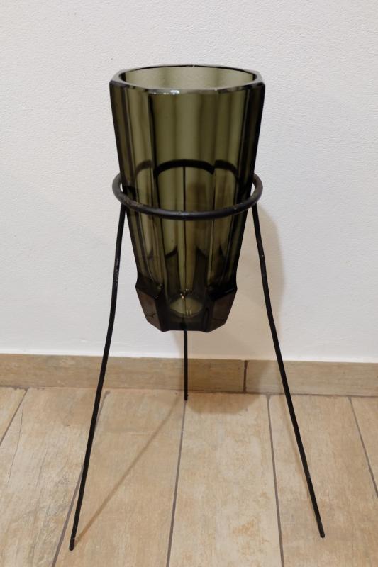 Nádherná veľká váza z brúseného skla so stojanom