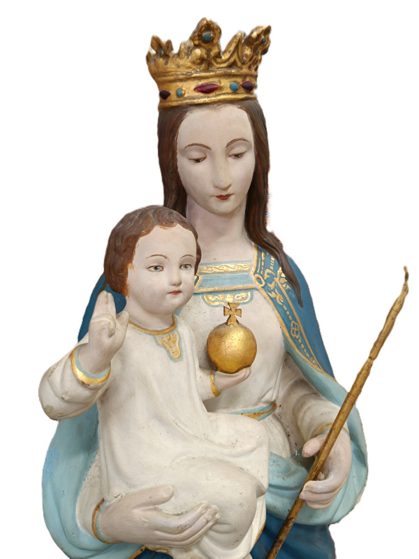 Veľká socha Madonna s Ježiskom