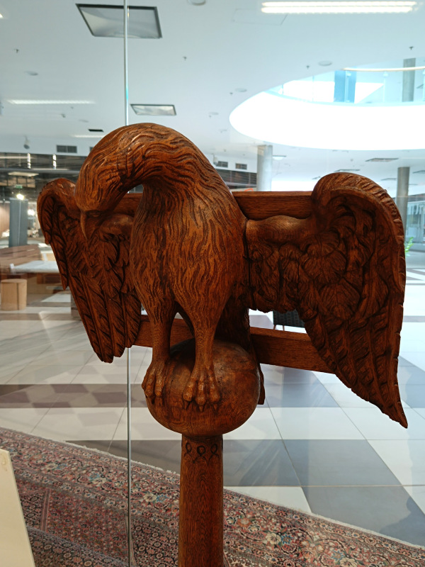 Orlí lectern / Masívny drevený stojan na čítanie 1