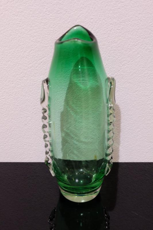 Retro váza z hutného skla zelená