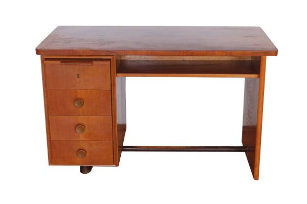 Písací stôl z dreva. Jednoduchý a krásny