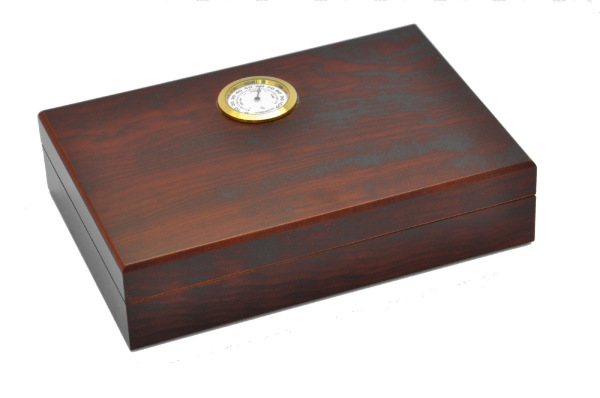 Úplne nový humidor na 10 až 15 cigár krásne drevo s dyhou