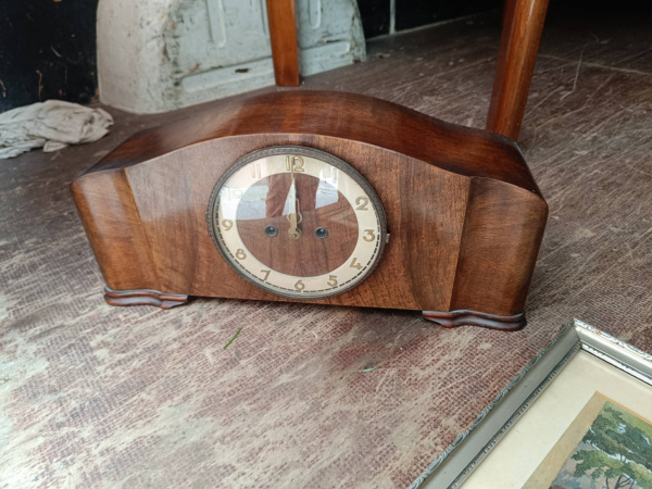 Krbové hodiny v art deco štýle