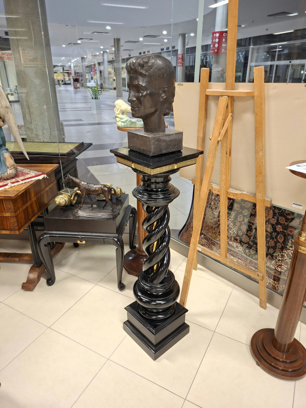 Vzácny masívny biedermeier drevený stojan na bustu 5