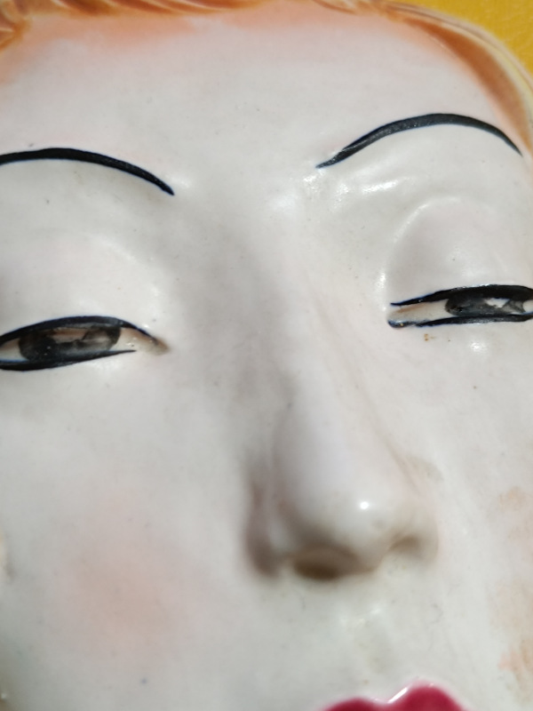 Art deco plastika na stenu 1