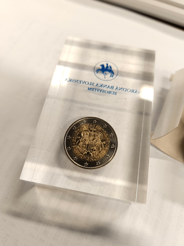 2013 Slovensko 2 euro- Konštantín a Metod. Minca zaliata v epoxide NBS 2