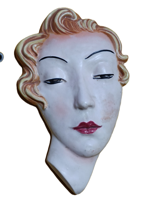 Art deco plastika na stenu