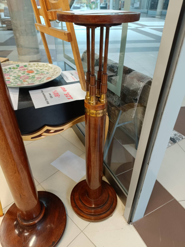 Secesný zdobený drevený stojan na kvety