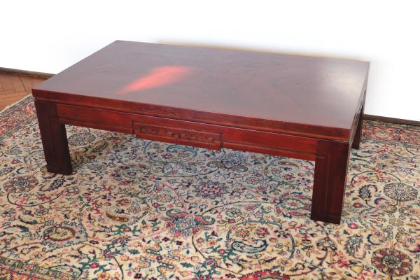 Zdobený drevený stôl do obývačky