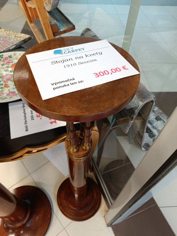 Secesný zdobený drevený stojan na kvety 1