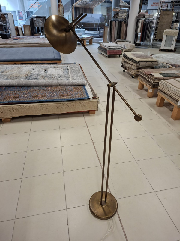 Masívna podlahová retro lampa do obývačky