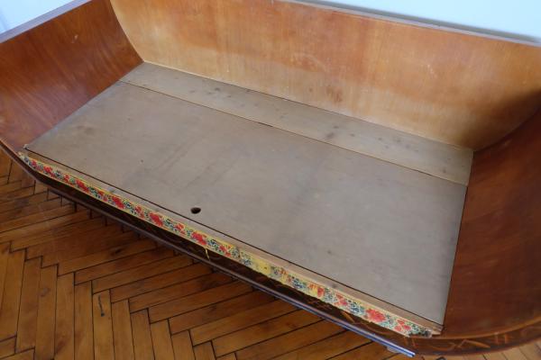 Originálny drevený gauč s intarziou