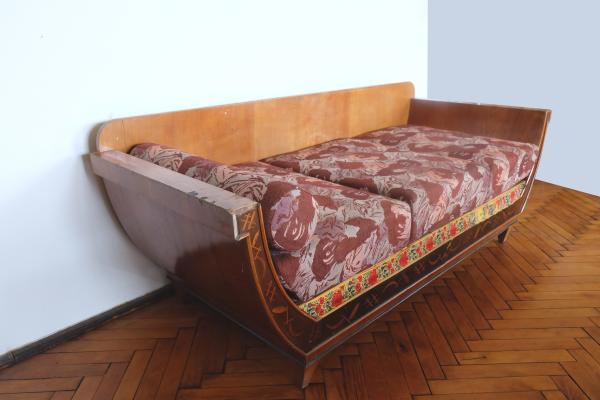 Originálny drevený gauč s intarziou