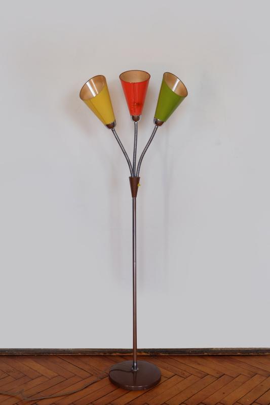 Stojanová dizajnová retro lampa s farebnými tienidlami Lidokov S 102