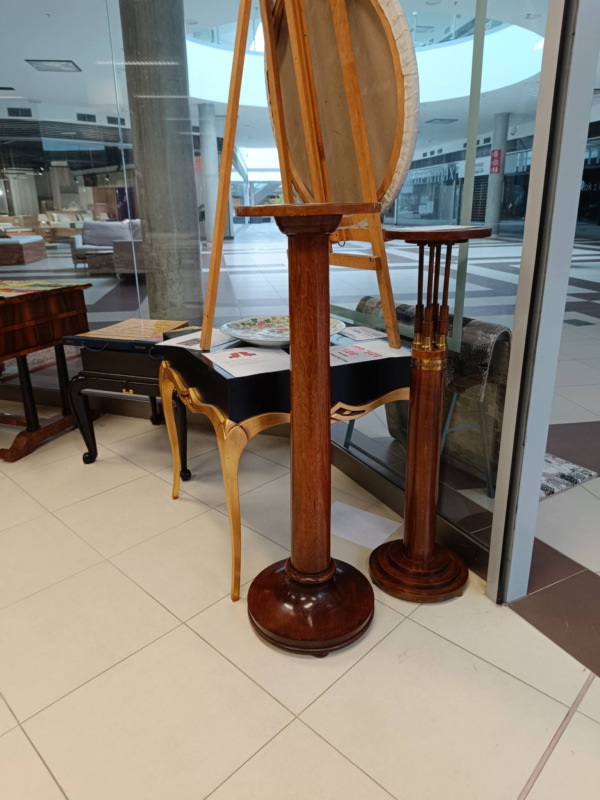 Klasicistický drevený stojan na kvety 1