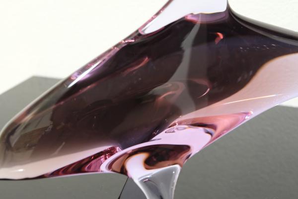 Delfín v skoku, plastika alexandritové sklo M. JANKŮ ŽBS