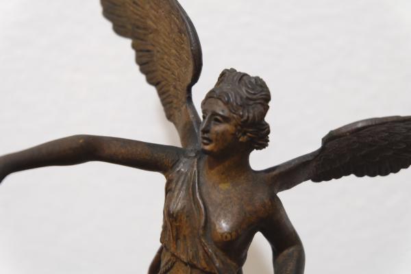 Bronzová socha bohyne víťazstva Niké