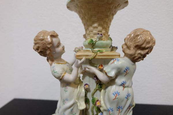 1900 PORCELÁNOVÝ FIGURÁLNY NÁSTOLEC S KVETMY 4