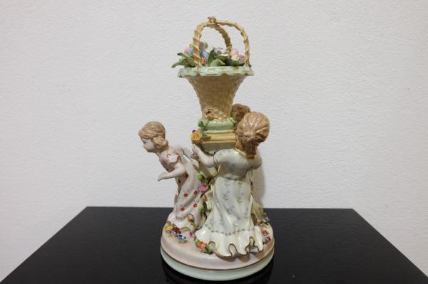 1900 PORCELÁNOVÝ FIGURÁLNY NÁSTOLEC S KVETMY 2