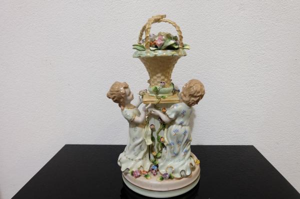 1900 PORCELÁNOVÝ FIGURÁLNY NÁSTOLEC S KVETMY 3