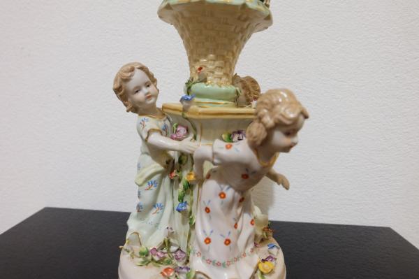 1900 PORCELÁNOVÝ FIGURÁLNY NÁSTOLEC S KVETMY 1