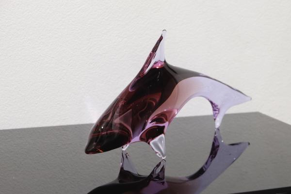 Delfín v skoku, plastika alexandritové sklo M. JANKŮ ŽBS