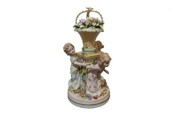 1900 PORCELÁNOVÝ FIGURÁLNY NÁSTOLEC S KVETMY