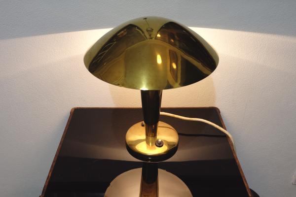 Funkcionalistická zlatá lampa na písací stôl hríbik
