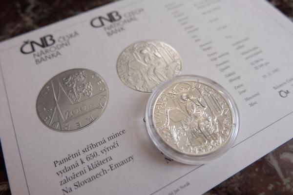 Pamätná strieborná minca. 200 kč 1997. 650. výročie založenia kláštora na Slovanech-Emauzy