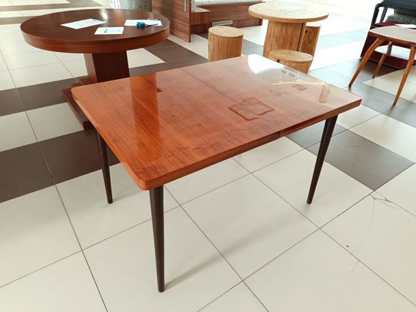 Jedálenský roztahovací stôl krasny stav Jitona