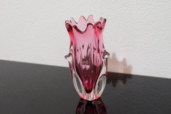 Sklenená ružová váza z hutného skla