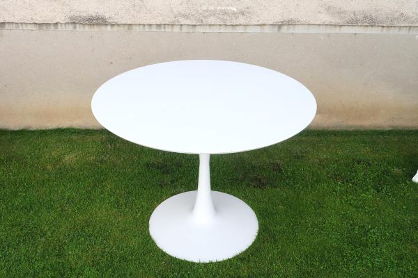 Moderný biely stôl