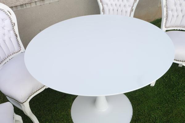 Moderný biely stôl
