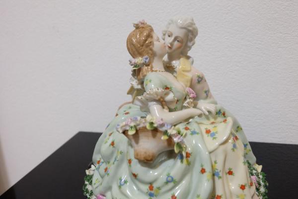 1900 starožitný figuratívny porcelán. Barokový milenci 2