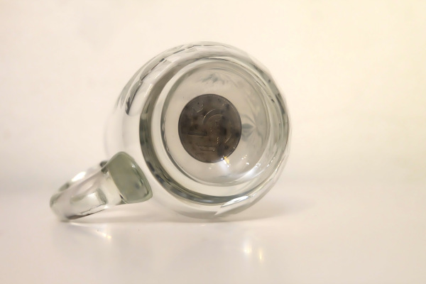 1937 Pohár z bruseného skla zo zaliatou 5 korunou 3