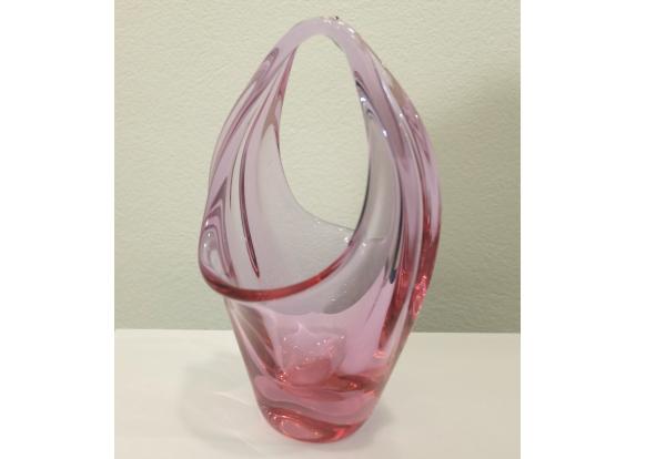 Sklenený ružový košík z hutného skla