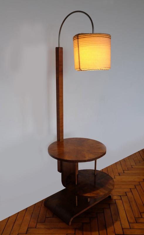 Rondokubistická stojanová lampa